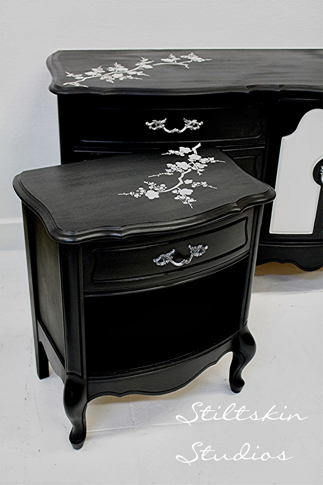 Потертый трафарет на мебели